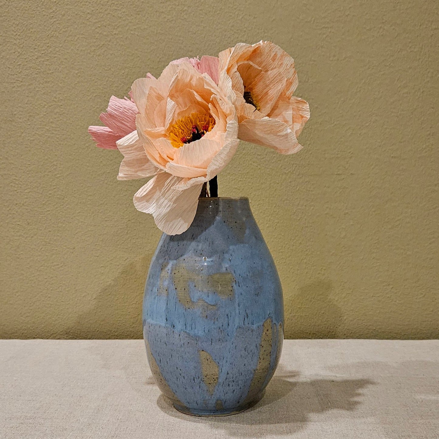 Dreijalla valmistettu sininen kukkavaasi, kotimaista käsityötä.